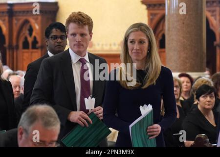 Joe Kennedy III. Sondergesandter für Nordirland und seine Frau Lauren Anne Birchfield mit Politikern, Geistlichen und Gemeindeführern nehmen an einem Gottesdienst anlässlich des 25. Jahrestages des Karfreitagsabkommens im Kloster Clonard in Belfast Teil. Foto: Sonntag, 16. April 2023. Stockfoto