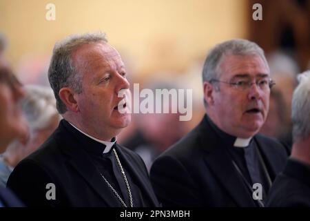 Römisch-katholische Kirche Erzbischof Eamon Martin, Erzbischof von Armagh und Primate von ganz Irland (links) mit Church of Ireland Erzbischof John McDowell Erzbischof von Armagh und Primate von ganz Irland mit Politikern, Klerus- und Gemeindeführer nehmen an einem Gottesdienst zum 25. Jahrestag des Karfreitagsabkommens im Kloster Clonard in Belfast Teil. Foto: Sonntag, 16. April 2023. Stockfoto