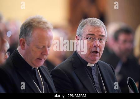 Römisch-katholische Kirche Erzbischof Eamon Martin, Erzbischof von Armagh und Primate von ganz Irland (links) mit Church of Ireland Erzbischof John McDowell Erzbischof von Armagh und Primate von ganz Irland mit Politikern, Klerus- und Gemeindeführer nehmen an einem Gottesdienst zum 25. Jahrestag des Karfreitagsabkommens im Kloster Clonard in Belfast Teil. Foto: Sonntag, 16. April 2023. Stockfoto