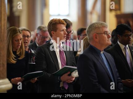 Joe Kennedy III. Sondergesandter für Nordirland (Zentrum) mit Politikern, Klerus und Gemeindeführern nimmt an einem Gottesdienst anlässlich des 25. Jahrestages des Karfreitagsabkommens im Kloster Clonard in Belfast Teil. Foto: Sonntag, 16. April 2023. Stockfoto