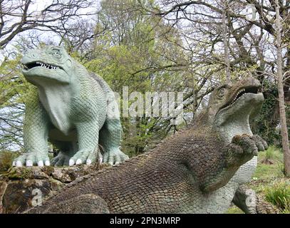 Iguanodon-Skulpturen in Crystal Palace Park, London, England, Großbritannien Stockfoto