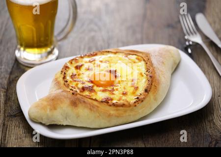 Hausgemachtes adjaruli khachapuri ( Ein bootförmiges traditionelles Käsebrot aus der Region Adjara in Georgien ), horizontale Position Stockfoto