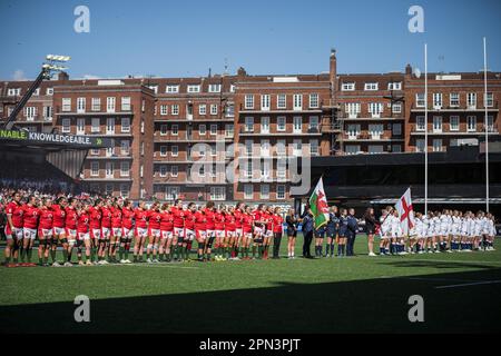 Cardiff, Wales. 15. April 2023 Beide Teams standen während des TikTok Women's Six Nations Rugby-Spiels Wales gegen England im Cardiff Park Arms Stadium in Cardiff, Wales, für die Nationalhymnen. Kredit: Sam Hardwick/Alamy Live News. Stockfoto