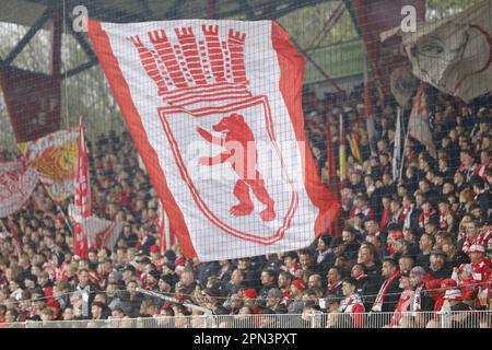 Berlin, Deutschland. 16. April 2023. Fans der Union Berlin jubeln ihr Team am 16. April 2023 in einem der alten Forsterei in Berlin an. Während des Spiels zwischen 1 Uhr. FC Union Berlin gegen VfL Bochum, Runde 28 der Bundesliga. ( Kredit: Iñaki Esnaola/Alamy Live News Stockfoto