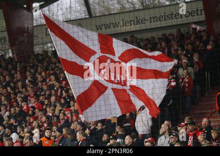 Berlin, Deutschland. 16. April 2023. Fans der Union Berlin jubeln ihr Team am 16. April 2023 in einem der alten Forsterei in Berlin an. Während des Spiels zwischen 1 Uhr. FC Union Berlin gegen VfL Bochum, Runde 28 der Bundesliga. ( Kredit: Iñaki Esnaola/Alamy Live News Stockfoto