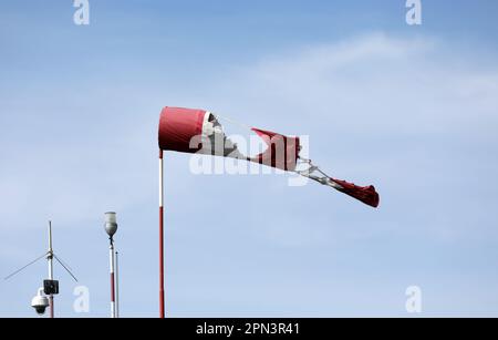 Windflügel-Anemometer winkt im Wind Stockfoto