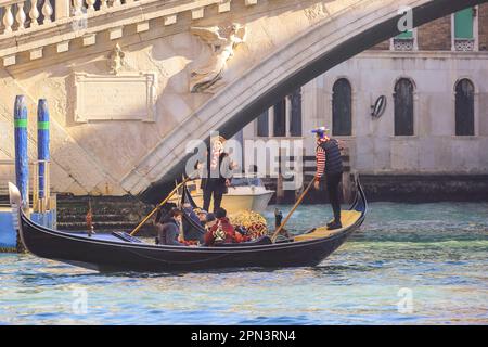 Canale Grande von Venedig, Gondeln und Gondolieri mit Passagieren auf dem Wasser in Venedig, Italien, Europa Stockfoto