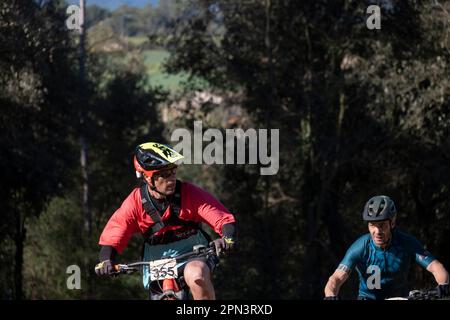 Sant Jordi Desvalls, Spanien. 16. April 2023. Fahrer werden während des Wettbewerbs in Aktion gesehen. 400 Geländefahrradfahrer haben an den 18. Marxa Corriols BTT in Sant Jordi Desvalls, Girona, teilgenommen, mit Routen über 37 oder 26 km (Foto: Paco Freire/SOPA Images/Sipa USA) Guthaben: SIPA USA/Alamy Live News Stockfoto