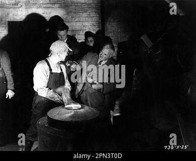 ALEC GUINNESS hat in letzter Minute eine Nachbesserung vom Make-up-Künstler HARRY WILTON auf dem Set "Candid" während der Dreharbeiten DES LAVENDELHÜGELS MOB 1951 Regisseurs CHARLES CRICHTON Original Drehbuch T.E.B. Clarke-Produzent Michael Balcon Ealing Studios/General Film Distributors (GFD) Stockfoto