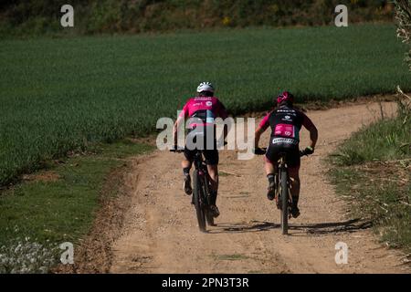 Sant Jordi Desvalls, Spanien. 16. April 2023. Fahrer werden während des Wettbewerbs in Aktion gesehen. 400 Geländefahrradfahrer haben an den 18. Marxa Corriols BTT in Sant Jordi Desvalls, Girona, teilgenommen, mit Routen über 37 oder 26 km (Foto: Paco Freire/SOPA Images/Sipa USA) Guthaben: SIPA USA/Alamy Live News Stockfoto