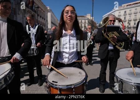 Madrid, Spanien. 16. April 2023. Eine Frau spielt die Trommel während einer Parade der Musikbands der Gemeinde Madrid, vom Plaza de Oriente bis zur Puerta del Sol in Madrid. Mehr als 800 Musiker nahmen an dem marsch zu Ehren der Musikbands Teil. Kredit: SOPA Images Limited/Alamy Live News Stockfoto