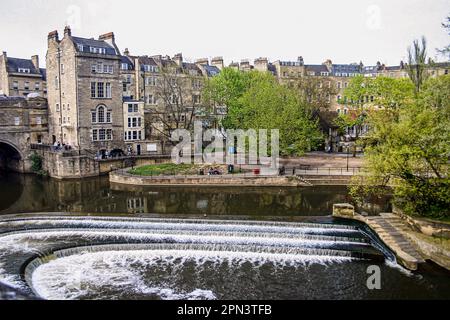 Der Fluss Avon, der durch Bath fließt, Somerset, England. Stockfoto