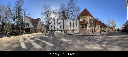 Afrika: Blick auf Ifrane, Stadt im Mittleren Atlas, die Schweiz Marokkos, gegründet von der französischen Regierung im Jahr 1928, alpines Klima Stockfoto