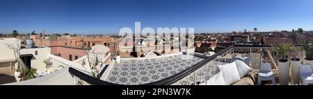 Marokko, Afrika: Skyline von Marrakesch, einer der vier imperialen Städte Marokkos westlich der Ausläufer des Atlasgebirges, sonniger Tag Stockfoto