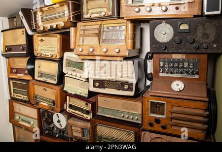Sammlung von Radio- und Telefonempfängern im Retro-Stil um 1950. Musik hören. Altes gefiltertes instagram-Foto im alten Stil. Hochwertiges Foto Stockfoto