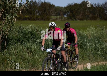 Sant Jordi Desvalls, Spanien. 16. April 2023. Fahrer werden während des Wettbewerbs in Aktion gesehen. 400 Geländefahrradfahrer haben an den 18. Marxa Corriols BTT in Sant Jordi Desvalls, Girona, teilgenommen, mit Routen über 37 oder 26 km Kredit: SOPA Images Limited/Alamy Live News Stockfoto