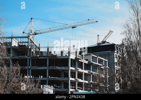 Eine idyllische Szene einer Baustelle an einem sonnigen Tag mit einem großen Kran, der über die Gegend ragt Stockfoto