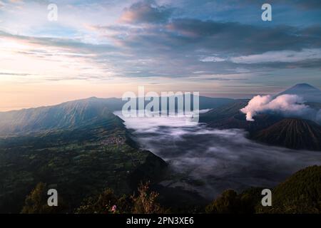 Sonnenaufgang über dem aktiven Vulkan Mt. Bromo, Ost-Java, Indonesien, Asien Stockfoto