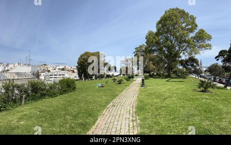 Tanger, Marokko: Blick auf den Mendoubia Garden, den öffentlichen Park im Stadtzentrum, benannt nach dem Gebäude, das es umgibt, dem Handelsgericht Stockfoto