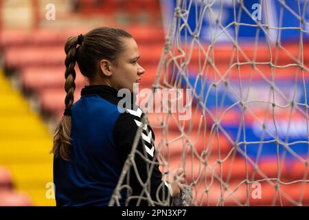 London, Großbritannien. 16. April 2023. London, England, 16. April 2023 Tatiana Saunders (30 Durham) wärmt sich auf vor dem Spiel der Frauenmeisterschaft zwischen Charlton Athletic und Durham im Valley in London, England (PEDRO PORRU/SPP) Guthaben: SPP Sport Press Photo. Alamy Live News Stockfoto