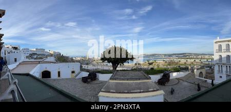 Marokko: Antike Mauern und Skyline der Altstadt von Tanger, das Tor zu Afrika, Stadt an der Maghreb-Küste vor der Straße von Gibraltar, eine Mischung verschiedener Kulturen Stockfoto