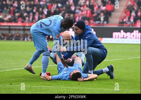 Berlin, Deutschland. 16. April 2023. Berlin, Deutschland. April 16. 2023: Keven Schlotterbeck (31) der VfL Bochum wurde während des Spiels Bundesliga verletzt - 1. FC Union Berlin gegen VfL Bochum - an der Alten Foersterei. Berlin, Deutschland. (Ryan Sleiman /SPP) Guthaben: SPP Sport Press Photo. Alamy Live News Stockfoto