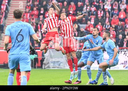 Berlin, Deutschland. 16. April 2023. Berlin, Deutschland. April 16. 2023: Janik Haberer (19) und Kevin Behrens (17) vom 1. FC Union Berlin springen beim Spiel Bundesliga - 1 um einen Header. FC Union Berlin gegen VfL Bochum - an der Alten Foersterei. Berlin, Deutschland. (Ryan Sleiman /SPP) Guthaben: SPP Sport Press Photo. Alamy Live News Stockfoto