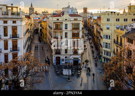 Die Straßen blicken vom Torres des Serranos auf den Pelzplatz und die Altstadt. Das Foto wurde am 10. Februar 2023 in Valencia, Spanien, aufgenommen. Stockfoto