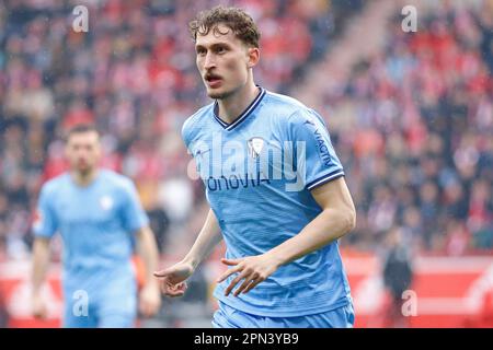 Berlin, Deutschland. 16. April 2023. Patrick Osterhage vom VfL Bochum läuft am 16. April 2023 in einem der alten Forsterei in Berlin auf den Ball zu. Während des Spiels zwischen 1 Uhr. FC Union Berlin gegen VfL Bochum, Runde 28 der Bundesliga. ( Kredit: Iñaki Esnaola/Alamy Live News Stockfoto