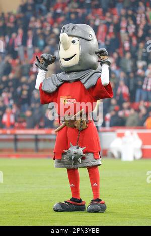 Berlin, Deutschland. 16. April 2023. Union Berlins Maskottchen jubelt am 16. April 2023 in einem der alten Forsterei in Berlin. Während des Spiels zwischen 1 Uhr. FC Union Berlin gegen VfL Bochum, Runde 28 der Bundesliga. ( Kredit: Iñaki Esnaola/Alamy Live News Stockfoto