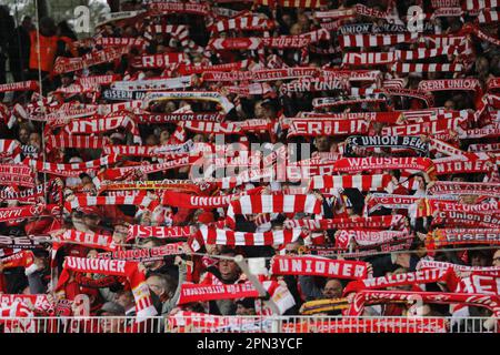 Berlin, Deutschland. 16. April 2023. Am 16. April 2023 in einem der alten Forsterei in Berlin, Deutschland, zeigen die Anhänger der Union Berlin mit ihren Schals Farbe. Während des Spiels zwischen 1 Uhr. FC Union Berlin gegen VfL Bochum, Runde 28 der Bundesliga. ( Kredit: Iñaki Esnaola/Alamy Live News Stockfoto