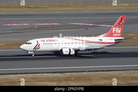 ISTANBUL, TURKIYE - 06. AUGUST 2022: Landung der FlyJordan Boeing 737-33V (29342) zum internationalen Flughafen Istanbul Stockfoto