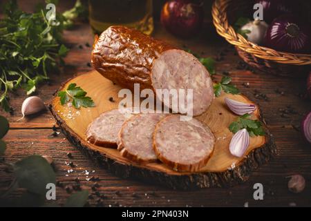 Salami-Wurstscheiben auf einem Holzbrett Stockfoto