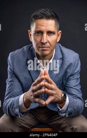 Porträt eines erfolgreichen Geschäftsmannes, der in die Kamera schaut Stockfoto