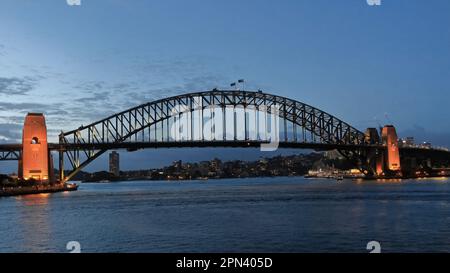 585 Bögen und Pylonen der Sydney Harbour Bridge im Flutlicht mit Blick vom Opernhaus in der Dämmerung. NSW-Australien. Stockfoto