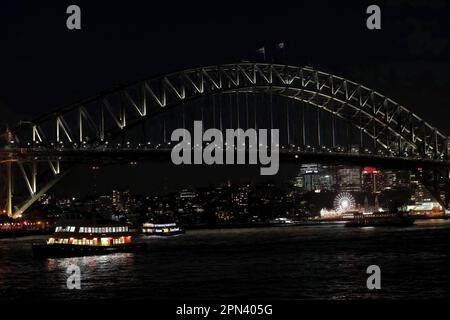 589 Bögen und Pylons der Sydney Harbour Bridge unter Flutlicht mit Blick vom Opernhaus bei Nacht. NSW-Australien. Stockfoto