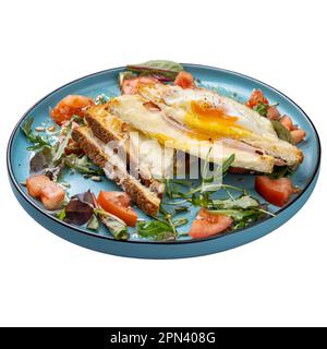 Frühstückskonzept des Restaurants, warme Sandwiches mit Spiegeleiern, Schweinepastfleisch, Käse und Salat Stockfoto