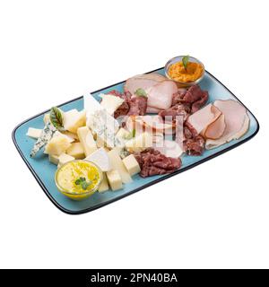 Restaurant Dinner Vorspeisenmenü Konzept, Platte mit Rind- und Schweinefleisch Pastrami, verschiedene Käsesorten, süße Sahne und scharfe Gemüsesahne Stockfoto
