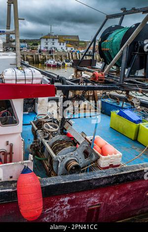 Fischtrawler mit Netzwinde. Britische Fischereiindustrie. Konzept. Nahrungsmittelproduktion. Bridport, Dorset. Brexit. EU-Recht. Gewerbliche Fischerei. Nachhaltigkeit. Stockfoto