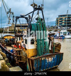 Fischtrawler mit Netzen. Britische Fischereiindustrie. Konzept. Nahrungsmittelproduktion. Bridport, Dorset. Brexit. EU-Recht. Gewerbliche Fischerei. Nachhaltigkeit. Stockfoto