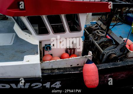 Fischtrawler mit Netzwinde. Britische Fischereiindustrie. Konzept. Nahrungsmittelproduktion. Bridport, Dorset. Brexit. EU-Recht. Gewerbliche Fischerei. Nachhaltigkeit. Stockfoto