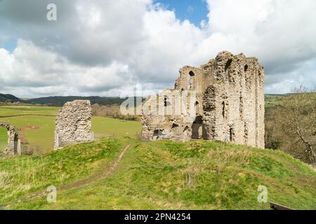 Ein nördlicher Blick auf die Ruinen von Clun Castle, einem normannischen Bauwerk aus dem 12. Jahrhundert in Shropshire, Großbritannien. Stockfoto