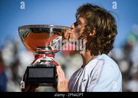 Roquebrune-Cap-Martin, Frankreich. 16. April 2023. ANDREY RUBLEV aus Russland feiert mit der Trophäe, nachdem er das Finale während des achten Tages des Tennisturniers Rolex Monte-Carlo Masters 2023, ATP Masters 1000 im Monte-Carlo Country Club gewonnen hat. (Kreditbild: © Matthieu Mirville/ZUMA Press Wire) NUR REDAKTIONELLE VERWENDUNG! Nicht für den kommerziellen GEBRAUCH! Stockfoto