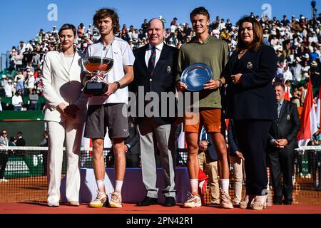 Roquebrune Cap Martin, Frankreich. 16. April 2023. Prinzessin Charlene von Monaco, Andrej RUBLEV von Russland mit seiner Trophäe, Prinz Albert II von Monaco, Holger RUNE von Dänemark mit seiner Trophäe und Melanie-Antoinette DE MASSY Präsident des monegasken Tennisverbands (FMT) während der Tennisveranstaltung Rolex Monte-Carlo, ATP Masters 1000 am 16. April, 2023 Uhr im Monte-Carlo Country Club in Roquebrune Cap Martin, Frankreich - Photo Matthieu Mirville/DPPI Credit: DPPI Media/Alamy Live News Stockfoto