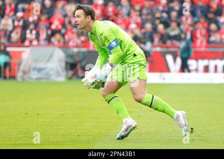 Berlin, Deutschland. 16. April 2023. Manuel Riemann vom VfL Bochum fängt den Ball am 16. April 2023 in einem der alten Forsterei in Berlin. Während des Spiels zwischen 1 Uhr. FC Union Berlin gegen VfL Bochum, Runde 28 der Bundesliga. ( Kredit: Iñaki Esnaola/Alamy Live News Stockfoto