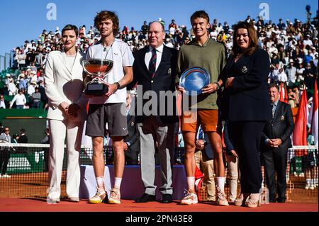 Roquebrune-Cap-Martin, Frankreich, Frankreich. 16. April 2023. Prinzessin Charlene von Monaco, Andrej RUBLEV von Russland mit seiner Trophäe, Prinz Albert II. Von Monaco, Holger RUNE von Dänemark mit seiner Trophäe und Melanie-Antoinette DE MASSY Präsident des monegasken Tennisverbands (FMT) während des achten Tages von Rolex Monte-Carlo Masters 2023, ATP Masters 1000-Tennisturnier im Monte-Carlo Country Club am 16. April 2023 in Roquebrune-Cap-Martin, Frankreich. (Kreditbild: © Matthieu Mirville/ZUMA Press Wire) NUR REDAKTIONELLE VERWENDUNG! Nicht für den kommerziellen GEBRAUCH! Stockfoto