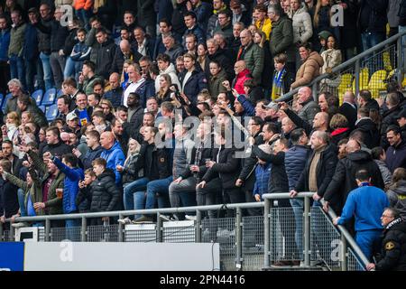 Leeuwarden – Fans, die Feyenoord während des Spiels zwischen SC Cambuur gegen Feyenoord im Cambuur Stadion am 16. April 2023 in Leeuwarden, Niederlande, unterstützten. (Box zu Box Pictures/Tom Bode) Stockfoto