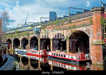 Straßenbahnen und Boote, Great Bridgewater Canal, Castlefield, Manchester, Lancashire, England Stockfoto