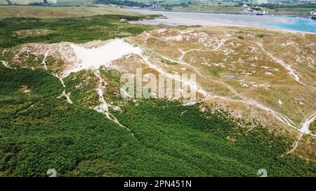 Sandhügel an der Südküste Irlands im Sommer, Draufsicht. Irische Küstendünen, Aussicht. Stockfoto