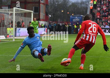 Berlin, Deutschland. 16. April 2023. Berlin, Deutschland. April 16. 2023: Jerome Roussillon (26) vom 1. FC Union Berlin dribbelt mit dem Ball vorbei an Jordi Osei-Tutu (18) des VfL Bochum während des Spiels Bundesliga - 1. FC Union Berlin gegen VfL Bochum - an der Alten Foersterei. Berlin, Deutschland. (Ryan Sleiman /SPP) Guthaben: SPP Sport Press Photo. Alamy Live News Stockfoto